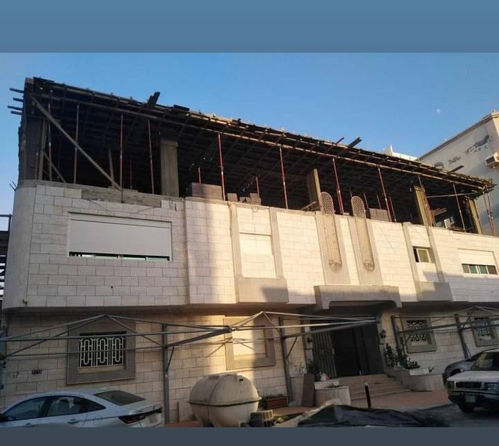 مبنى بواجهة حجرية بيضاء من أعمالنا مع دور علوي قيد الإنشاء